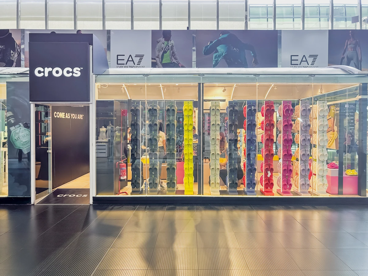 Crocs ha aperto le sue porte a Milano Centrale e Roma Termini.